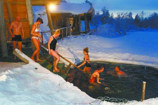 奇葩！芬蘭人蒸完桑拿跳冰湖