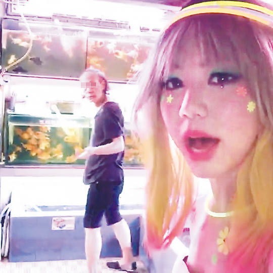 鄧紫棋穿熒光裝，嚇尿路人