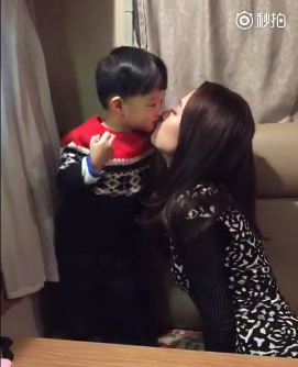 陳喬恩撩逗帥氣萌娃 向?qū)Ψ剿魑钱?huà)面有愛(ài)