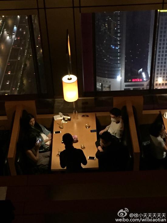 網曝馮紹峰牽手星女郎林允牽手一起出游 網曝馮紹峰牽手星女郎林允牽手一起出游