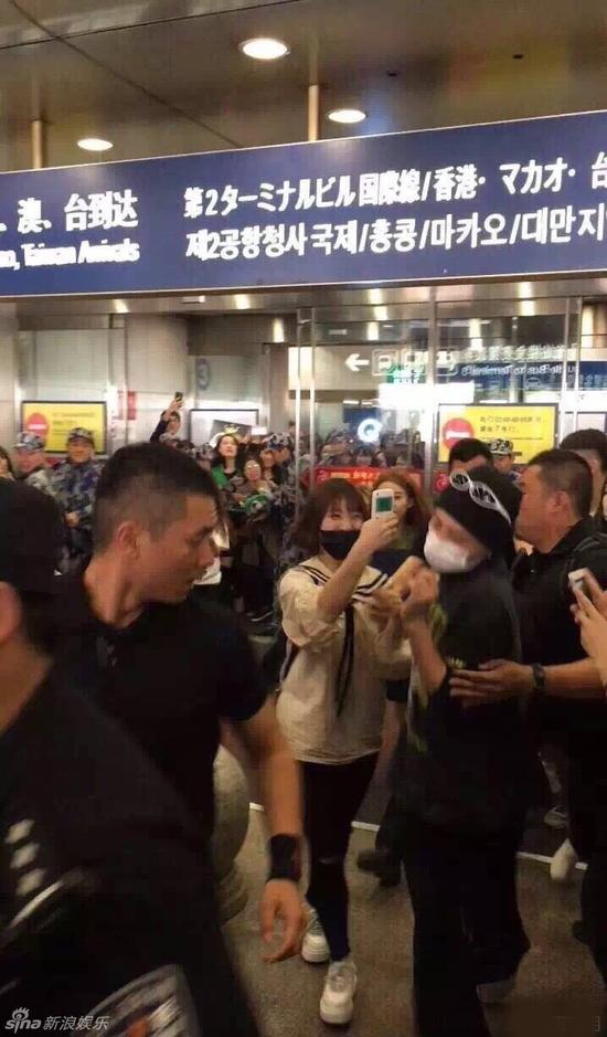 Bigbang權(quán)志龍抵達北京 保鏢怒推女粉絲 Bigbang權(quán)志龍抵達北京 保鏢怒推女粉絲