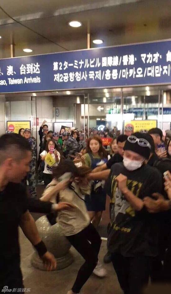 Bigbang權(quán)志龍抵達北京 保鏢怒推女粉絲 Bigbang權(quán)志龍抵達北京 保鏢怒推女粉絲