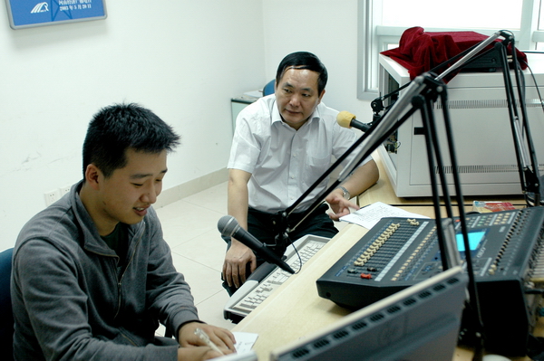 河南省政府安委會副主任、省安全生產(chǎn)監(jiān)督管理局黨組書記、局長張國輝做客《安全河南》直播室