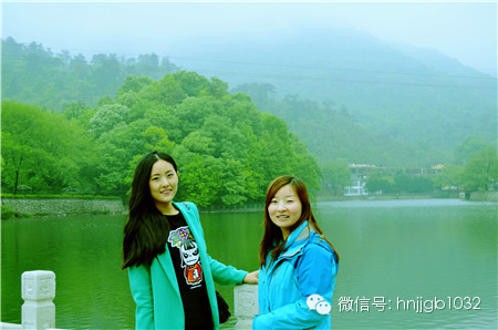 奧斯卡汽車影城的美女和這個(gè)風(fēng)景融入的真好啊，有木有？！