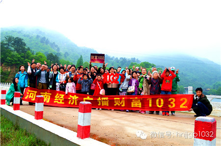 這么美的地方，我們合影留念，看大家多開心！