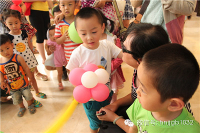 拿到氣球玩具的小朋友，瞬間成了焦點(diǎn)，周圍的小朋友都想和你做朋友，你知道嗎？