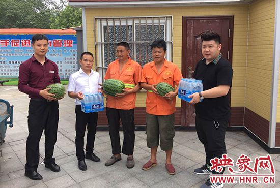 經濟廣播工作人員和愛心企業(yè)給正在忙碌的環(huán)衛(wèi)工人、交警和協(xié)警等送去了一萬六千多斤西瓜和近百提礦泉水。