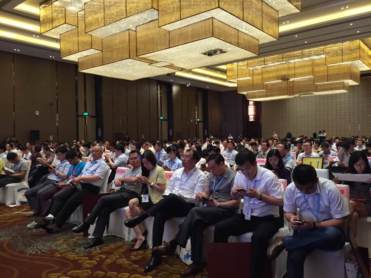 現(xiàn)場座無虛席 現(xiàn)場座無虛席