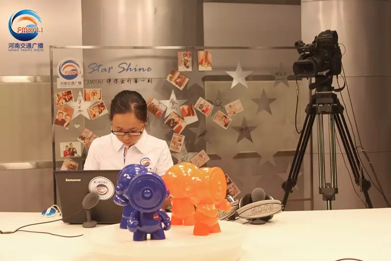 還是抽獎(jiǎng)的姑娘比較認(rèn)真！為保證抽獎(jiǎng)的公平公正，映象網(wǎng)進(jìn)行了全程視頻直播。