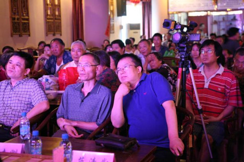 信息廣播總監(jiān)李金鋒（左1）、副總監(jiān)魏志剛（左2）、副總監(jiān)陳德年（左3）