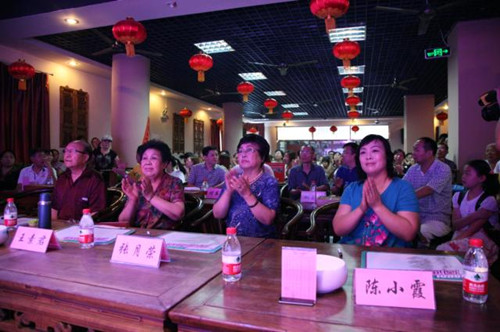 我省著名豫劇表演藝術(shù)家素君（左2）、常香玉弟子、國家一級演員張月榮（右2）