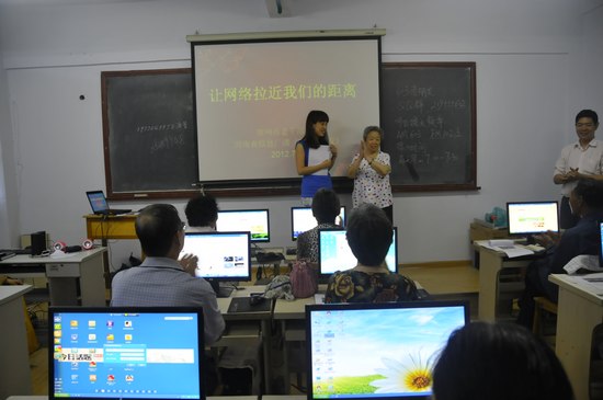 擁有18萬粉絲的網(wǎng)絡紅人、78歲的QQ奶奶張秀麗也來到網(wǎng)絡課堂