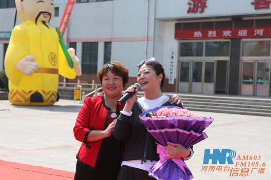 長(zhǎng)壽山景區(qū)董事長(zhǎng)、總經(jīng)理孫春花與主持人周迪