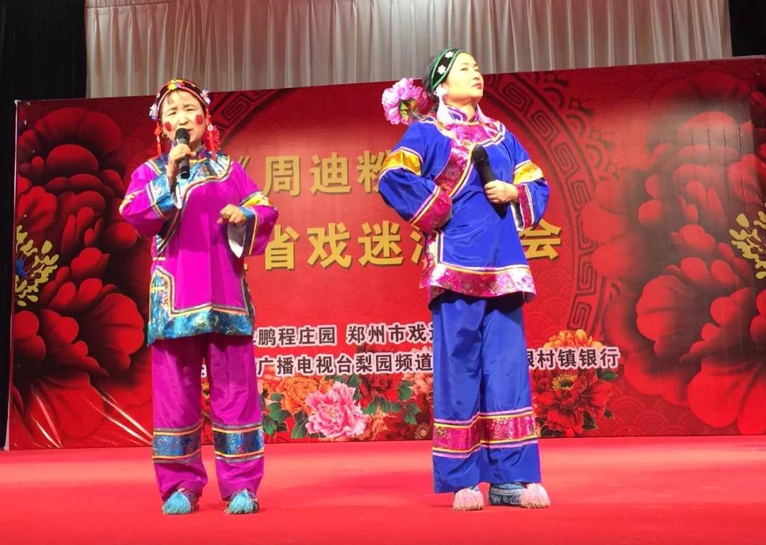 “迪粉”現(xiàn)場(chǎng)表演的小品《妯娌斗嘴》 “迪粉”現(xiàn)場(chǎng)表演的小品《妯娌斗嘴》