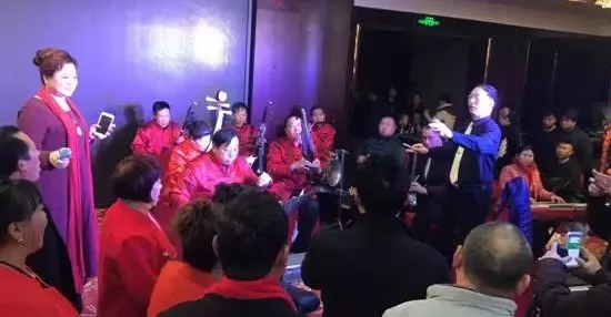 現(xiàn)場的樂隊老師也是咱的戲迷朋友，為了周迪的見面會今天累也開心