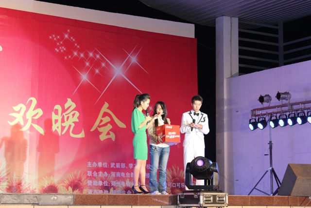 教育廣播女主播葉子現(xiàn)身晚會(huì)，全場(chǎng)沸騰