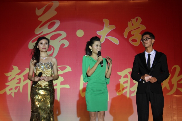 教育廣播女主播葉子現(xiàn)身晚會(huì)，與學(xué)生同臺(tái)主持