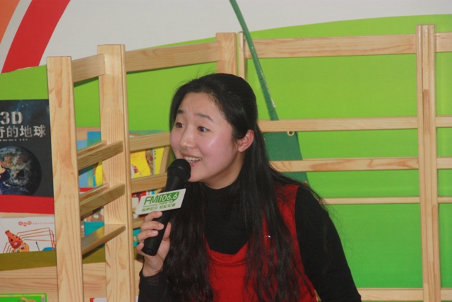 女主播“卷卷貓”親臨現(xiàn)場(chǎng)，繪聲繪色為孩子們講故事