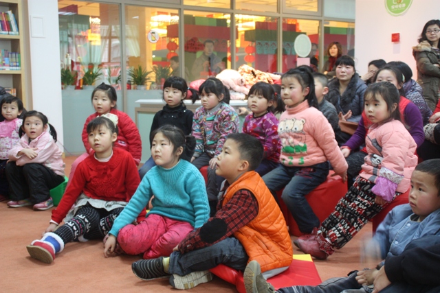 聚精會(huì)神聽(tīng)卷卷貓講故事