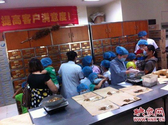 　　接下來，要進入到有中醫(yī)“博物館”之稱的中藥房去探秘啦！藥房那些小抽屜里面裝的是什么？孩子們很好奇