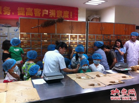 咦，藥房里的叔叔阿姨他們從小抽屜里拿出的藥又是什么？這些中藥放在一起有什么功效呢？