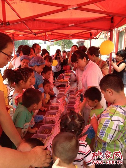 為了不影響中藥房里藥劑師正常工作，我們把孩子們在認中藥和裝香囊的兩個環(huán)節(jié)搬到了室外