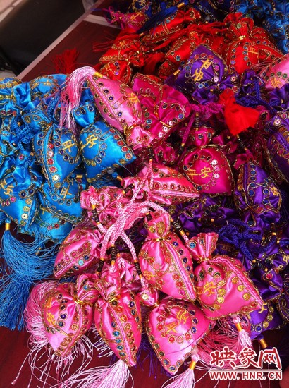 孩子們的好奇心得以大大的滿足，接下來就要裝香囊啦，你看，五顏六色的香囊多漂亮！