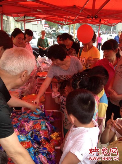 中醫(yī)館裝備了防蚊蟲、預防手足口等四個藥方，并把這些藥磨成粗粉，每個孩子把不同藥方粉裝如香囊?guī)Щ丶? complete=