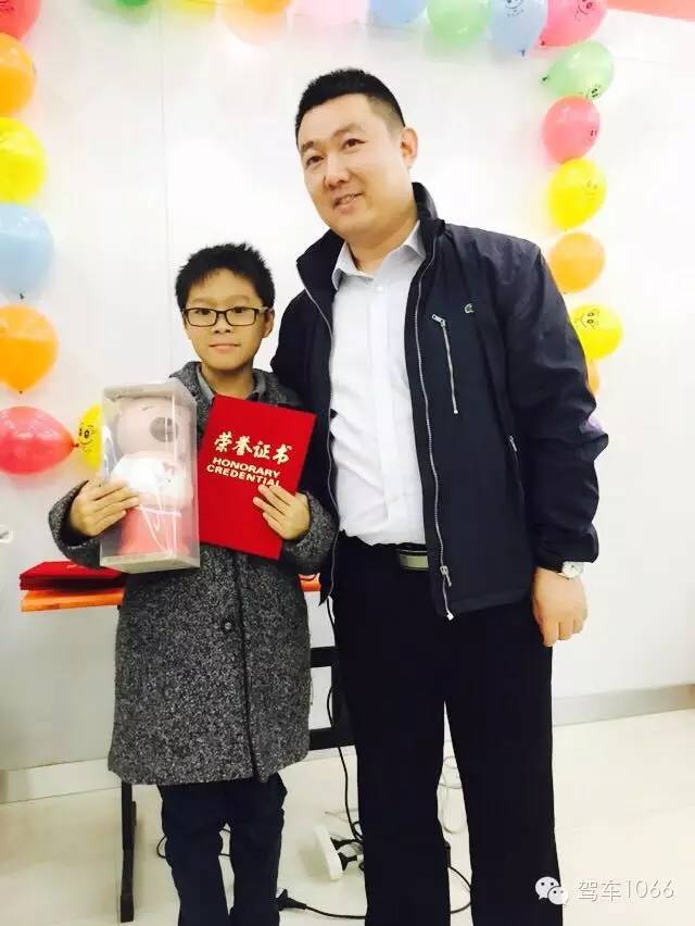 我是小小銀行家，來(lái)跟行長(zhǎng)合個(gè)影哦