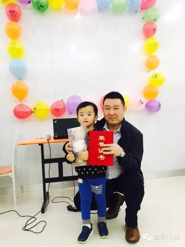 我是小小銀行家，來(lái)跟行長(zhǎng)合個(gè)影哦