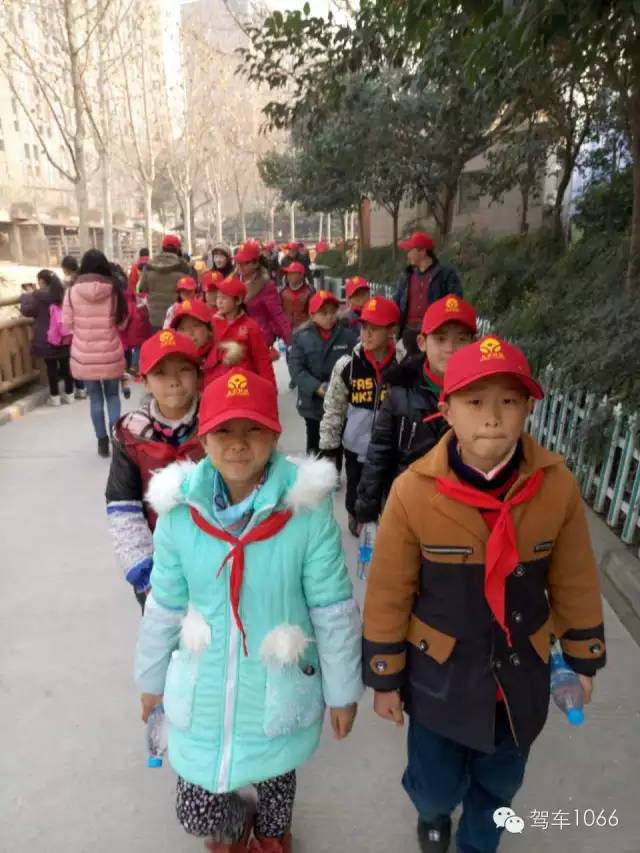 脖子上戴著紅領(lǐng)巾，頭上頂著小紅帽，排著整齊的隊(duì)伍——出發(fā)！