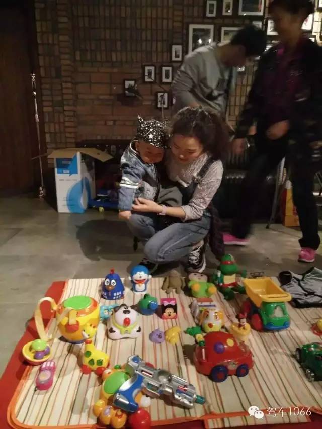 本次活動(dòng)最小的小老板，最后放大招了，玩具隨便拿，這壕情也沒sei了！