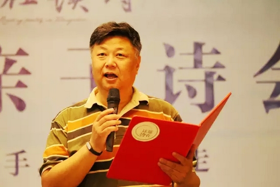 第一個(gè)節(jié)目便是重磅，大象融媒·欣欣象融網(wǎng)絡(luò)科技公司董事長(zhǎng)魏峰帶來(lái)沈浩波的作品《在夏天時(shí)想起秋天》