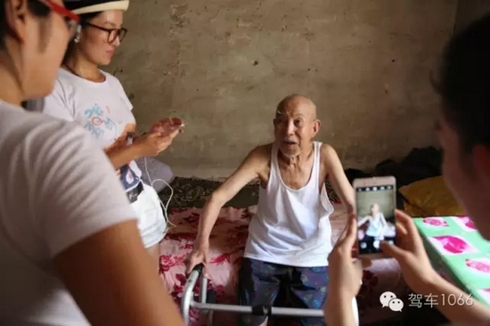 老兵老兵，你的勛章呢，國(guó)家給你的那個(gè)？