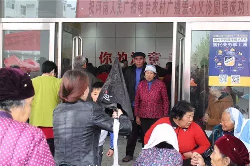 現(xiàn)場真是的人山人海，只能用太火爆三個字形容了！