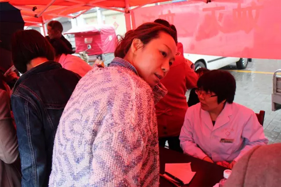 了解到有老人看病不方便，河南電臺1074綠色頻道活動小組欒老師將醫(yī)生請到老人身邊，親自為她診斷。