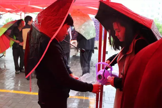 在寒冷的天氣中，為了能讓專家大夫們喝上熱水，紅改主任與柳青不斷的給大家添水。