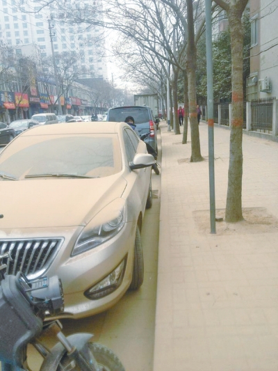 馬路灰頭土臉，停在路邊的車也蒙塵。