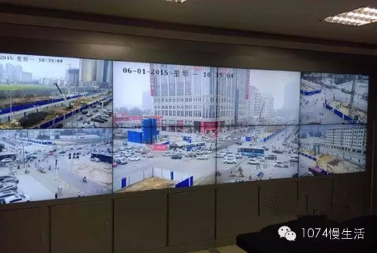 通過(guò)監(jiān)控人員操控“電子眼”調(diào)整焦距，可以看到整個(gè)工地全景