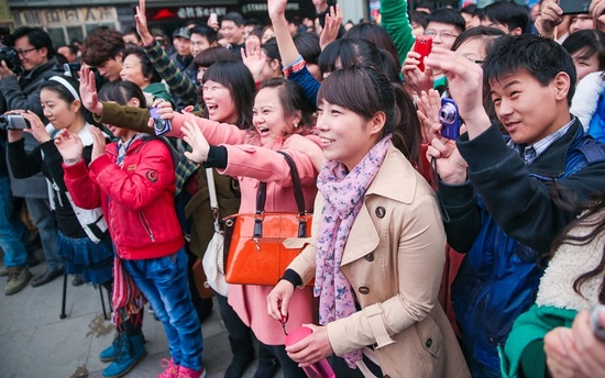 現(xiàn)場熱情的粉絲 現(xiàn)場熱情的粉絲