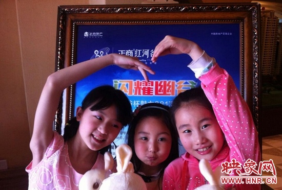 我們和兔寶寶一起賣個萌，比比誰更可愛