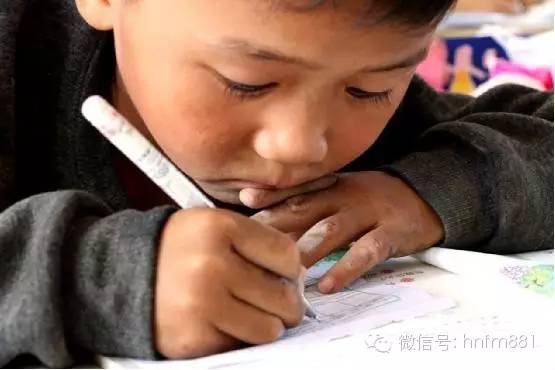 小手黑黑的，像是很少洗