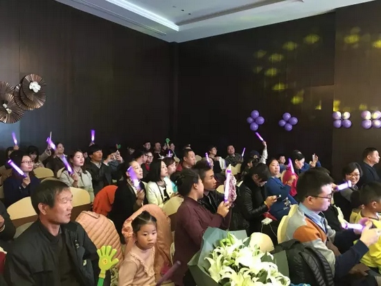 中午13:00多，觀眾陸續(xù)入場