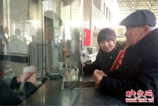 在陳思蕊的積極幫助下，老人順利的買到了發(fā)往合肥的5張車票。