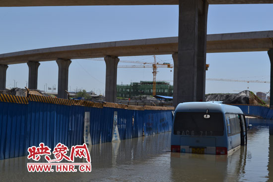 被淹的中巴車(chē)