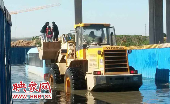 熱心司機(jī)用鏟車(chē)救人