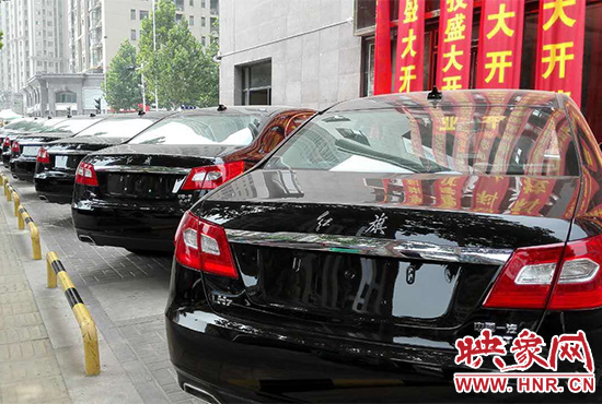 路邊一棟樓上懸掛著二三十條紅色條幅，全部是祝賀一家公司開業(yè)的。