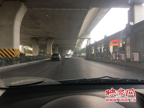 限行首日，三環(huán)橋上橋下，車輛不多，交通狀況良好。