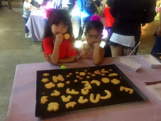 烤制好的餅干，發(fā)揮想象力，畫上美麗的圖案