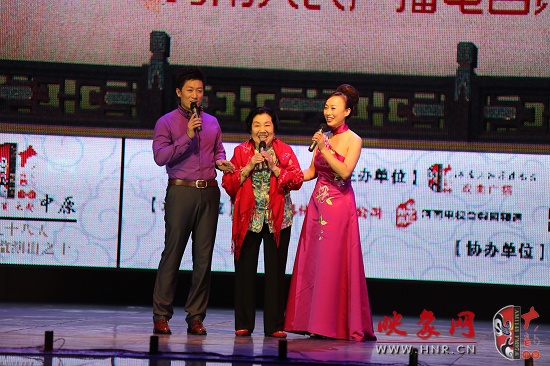 著名越調(diào)表演藝術(shù)家、越調(diào)皇后毛愛蓮（中）